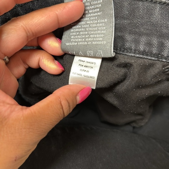 Torrid Plus Size Mid-Rise Mid Shorts Plus Size Black Raw Edges 24 - Picture 7 of 8